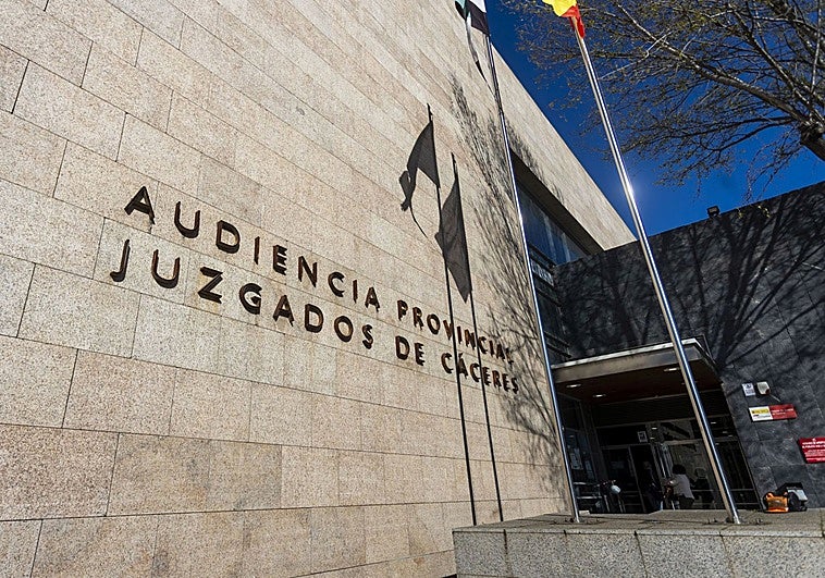 Compra por valor de 21.000 euros con la tarjeta de un anciano ya fallecido al que había cuidado en Cáceres